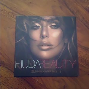 Brand new Huda beauty 3D highlighter palette.
